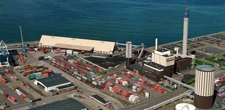 Photograph of Västhamnsverket, seen from above, and the ocean next to it.