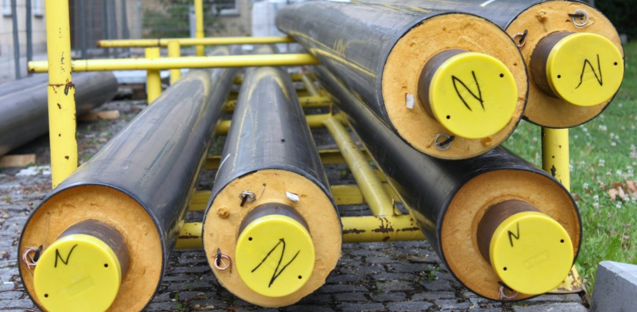 Image of a grapple grabbing a big piece of waste from a container in a waste incineration facility.