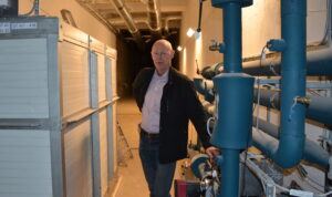 Akademiska Hus' and WP leader Per Löveryd in the middle of the test site.