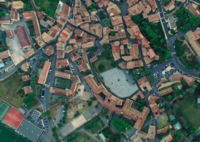 Minimizing cost and CO2 integrating two solutions (ground source heat pump and district heating and cooling)